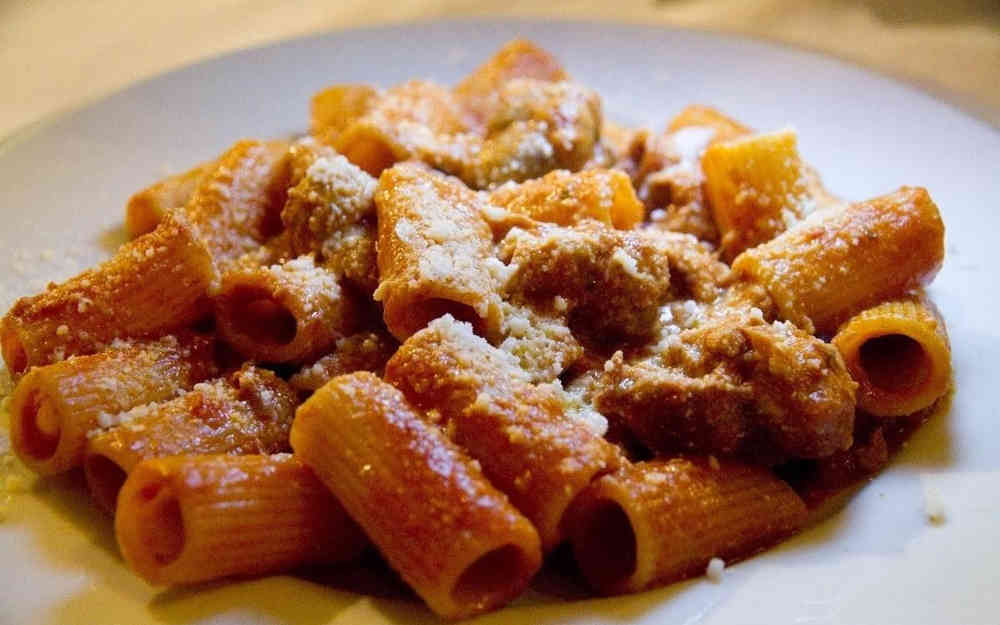 Rigatoni con la pajata e coda alla vaccinara